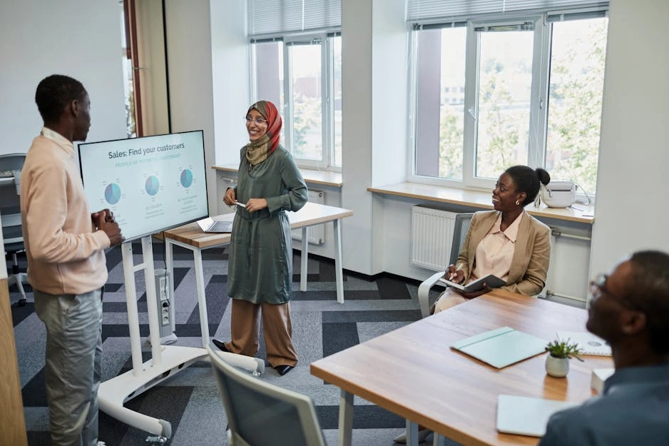 Zróżnicowany zespół analityków podczas burzy mózgów w nowoczesnym biurze.